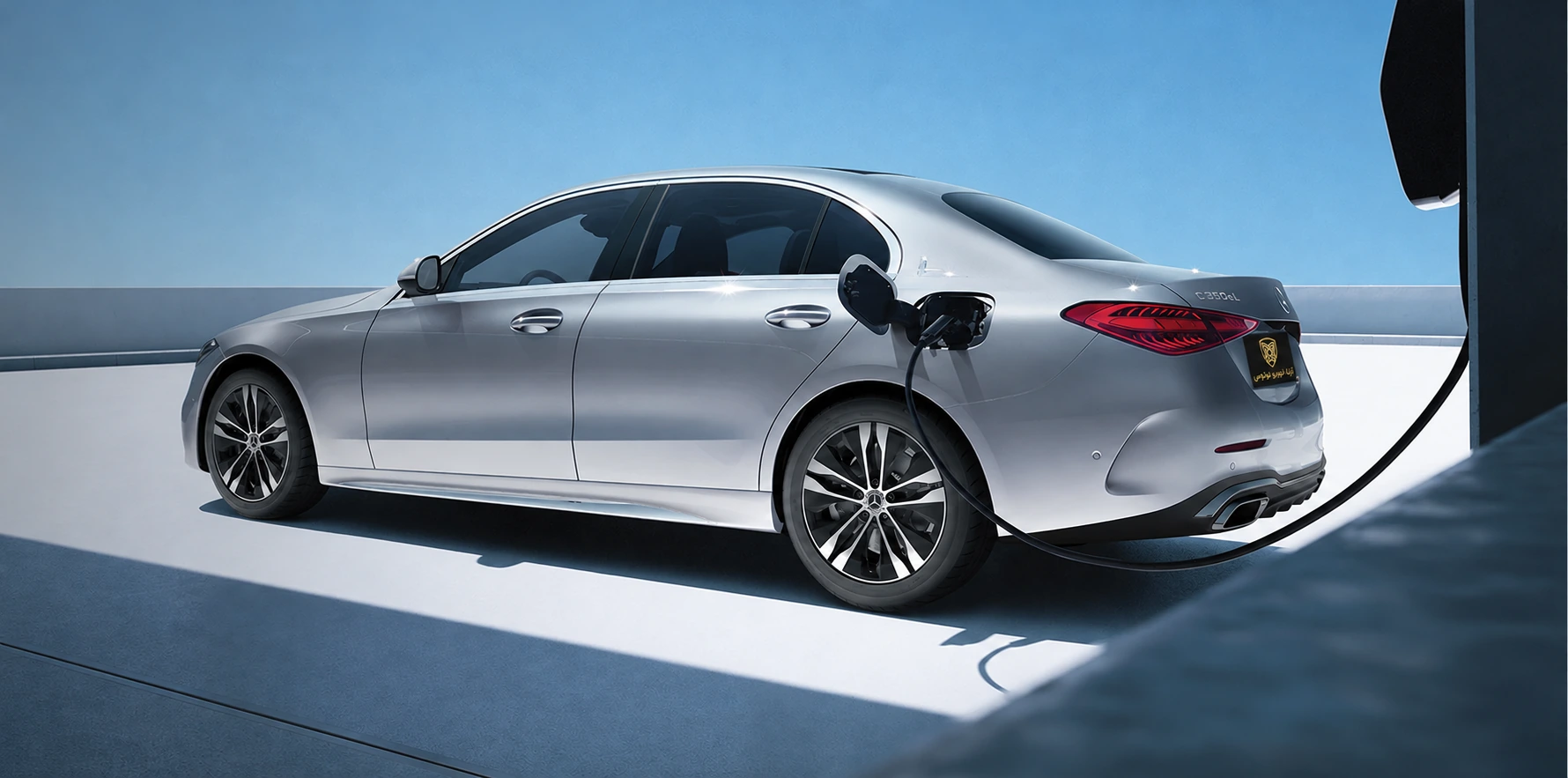 مرسدس C350 eL متصل به شارژر؛ نمای اصلی بروشور با پلاک آرتا