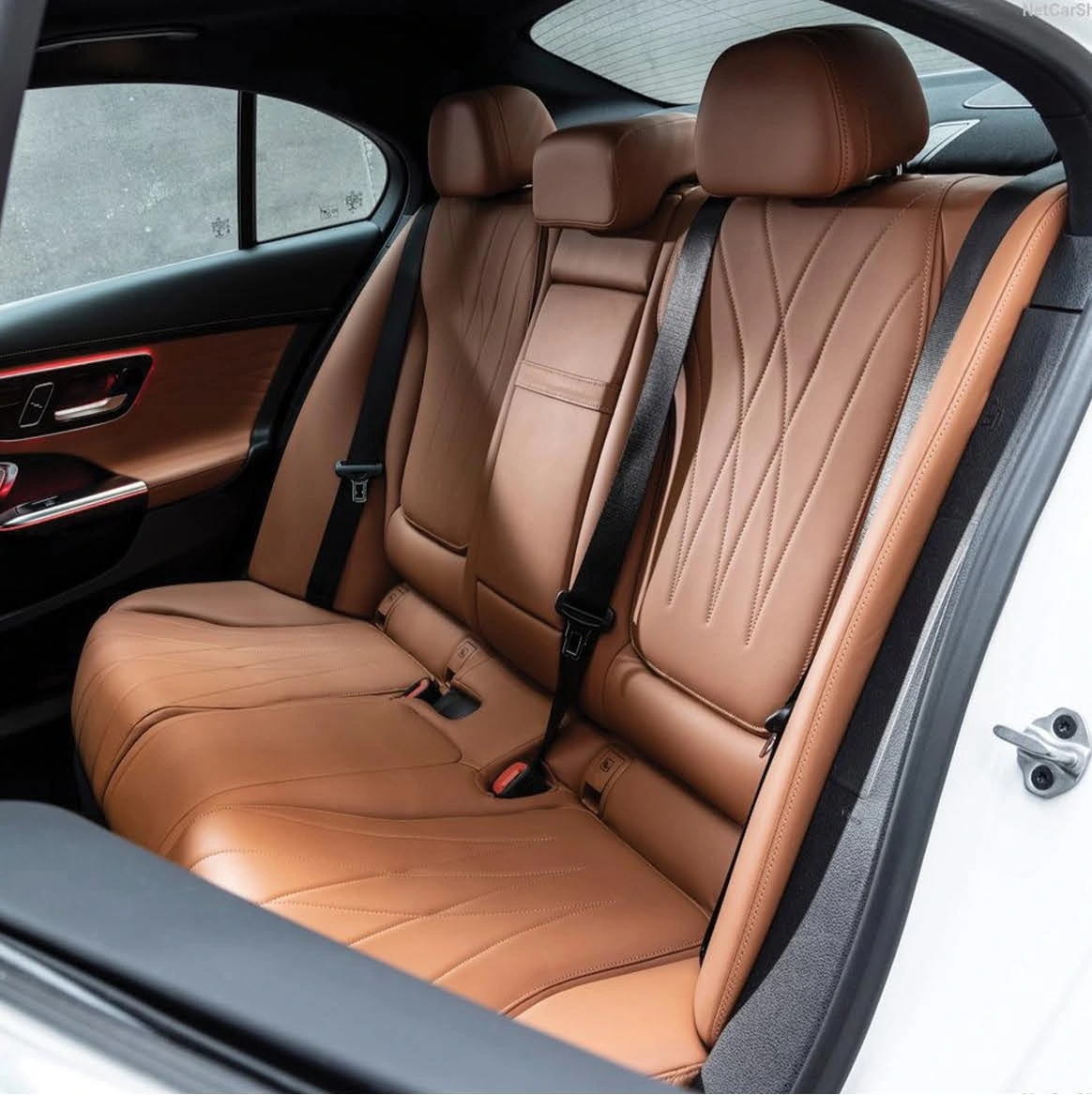 صندلی‌های ردیف عقب C350 eL؛ عکس اصلی بروشور