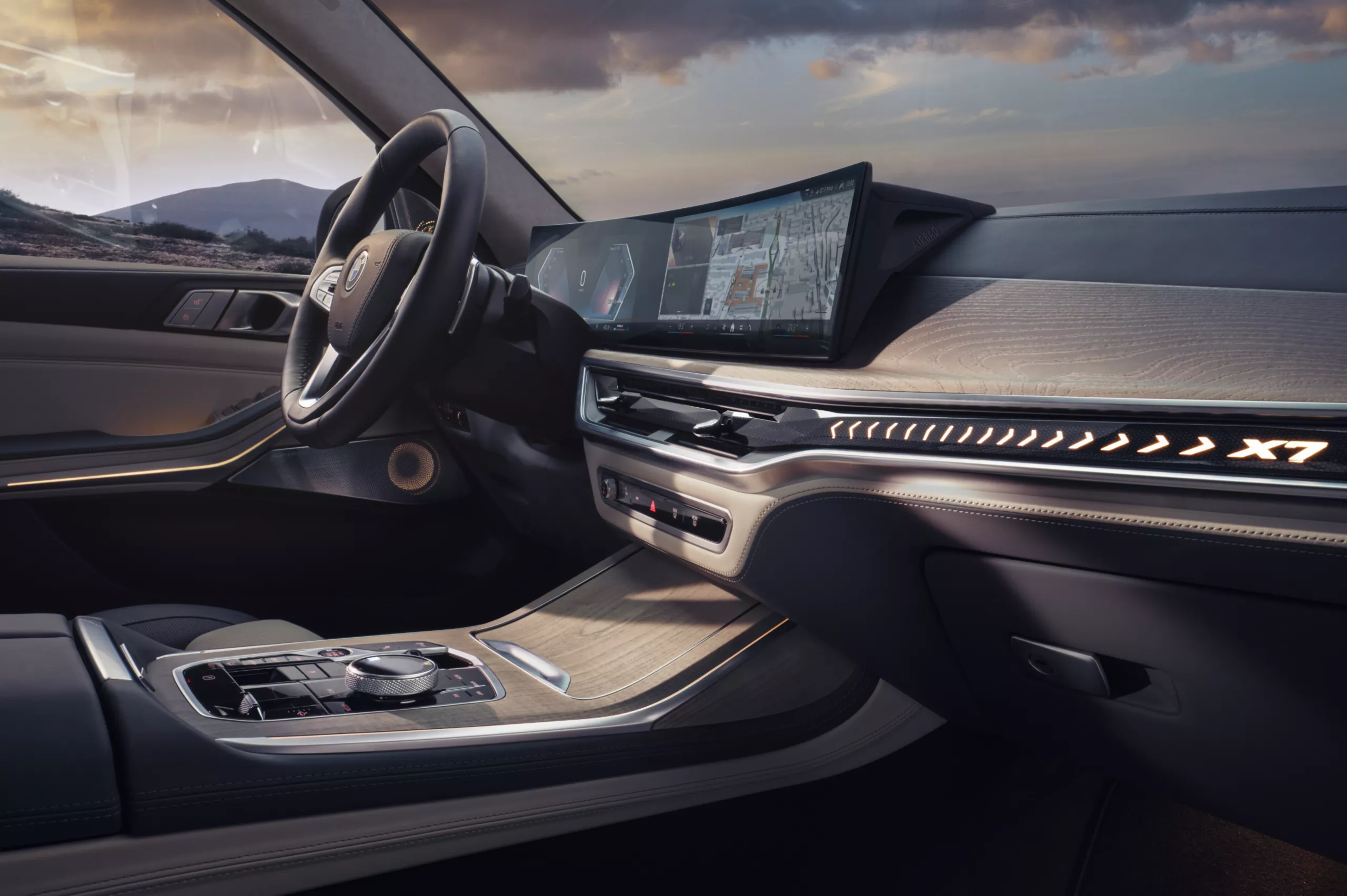 کابین رسمی BMW X7 با نمایشگر خمیده و نوار نورپردازی با نشان X7