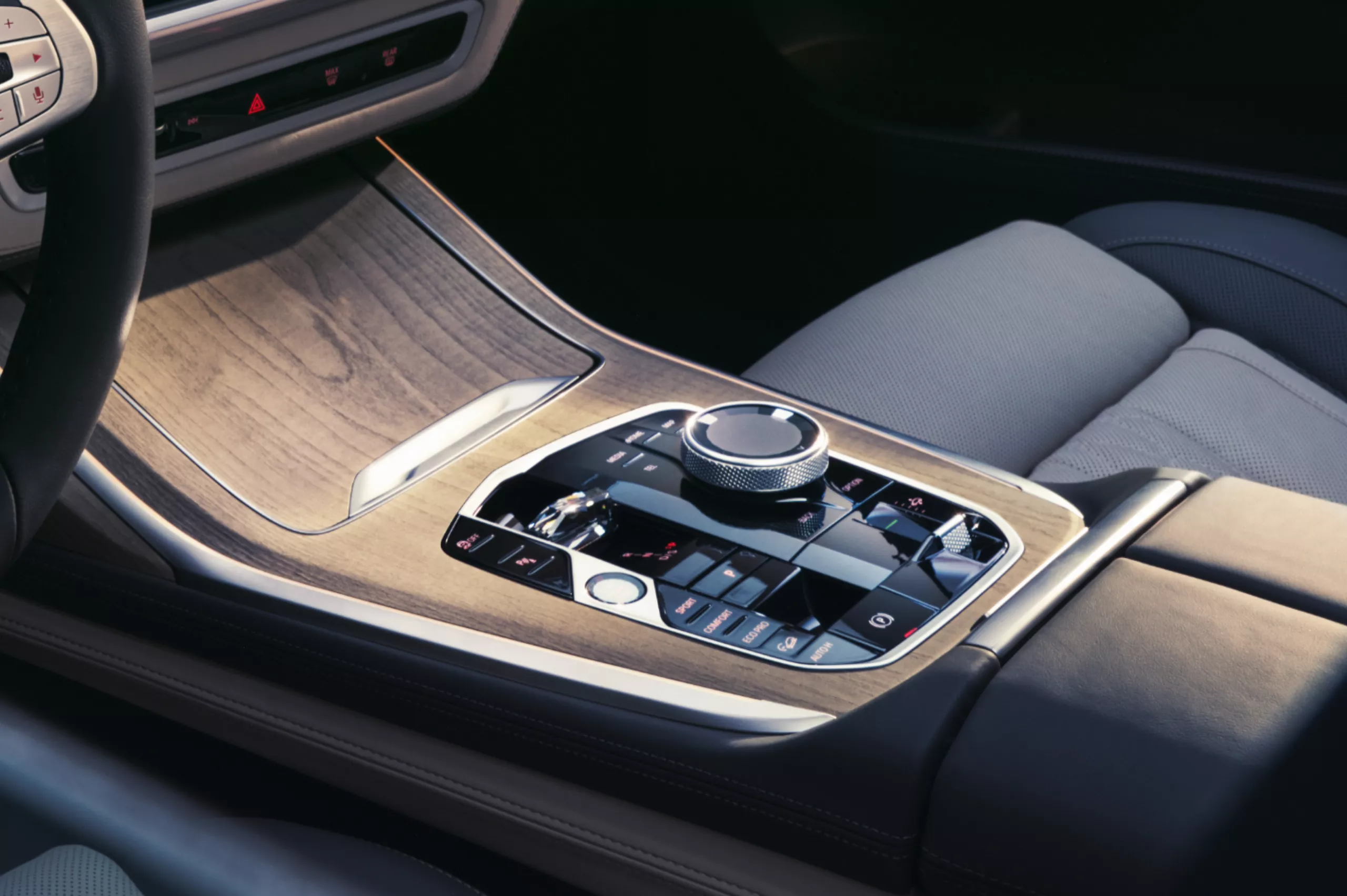 کنترلر iDrive و انتخابگر گیربکس X7 با تزیینات سفارشی CraftedClarity