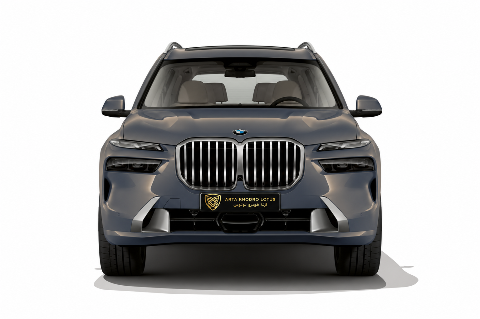 نمای روبهروی BMW X7 xDrive40i با بستهٔ Design Pure Excellence و پلاک تبلیغاتی آرتا