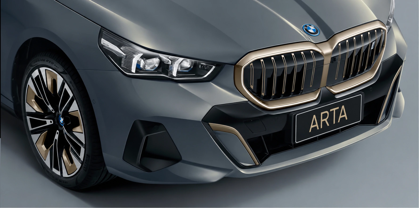 جزئیات نمای جلوی BMW i5، جلوپنجره و رینگ اصلی با پلاک آرتا