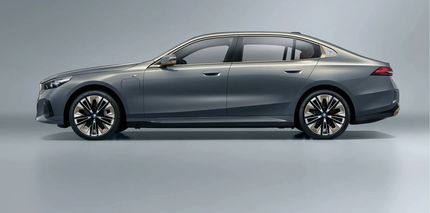 نمای جانبی کشیده BMW i5 L خاکستری با جزئیات طلایی؛ عکس اصلی بروشور